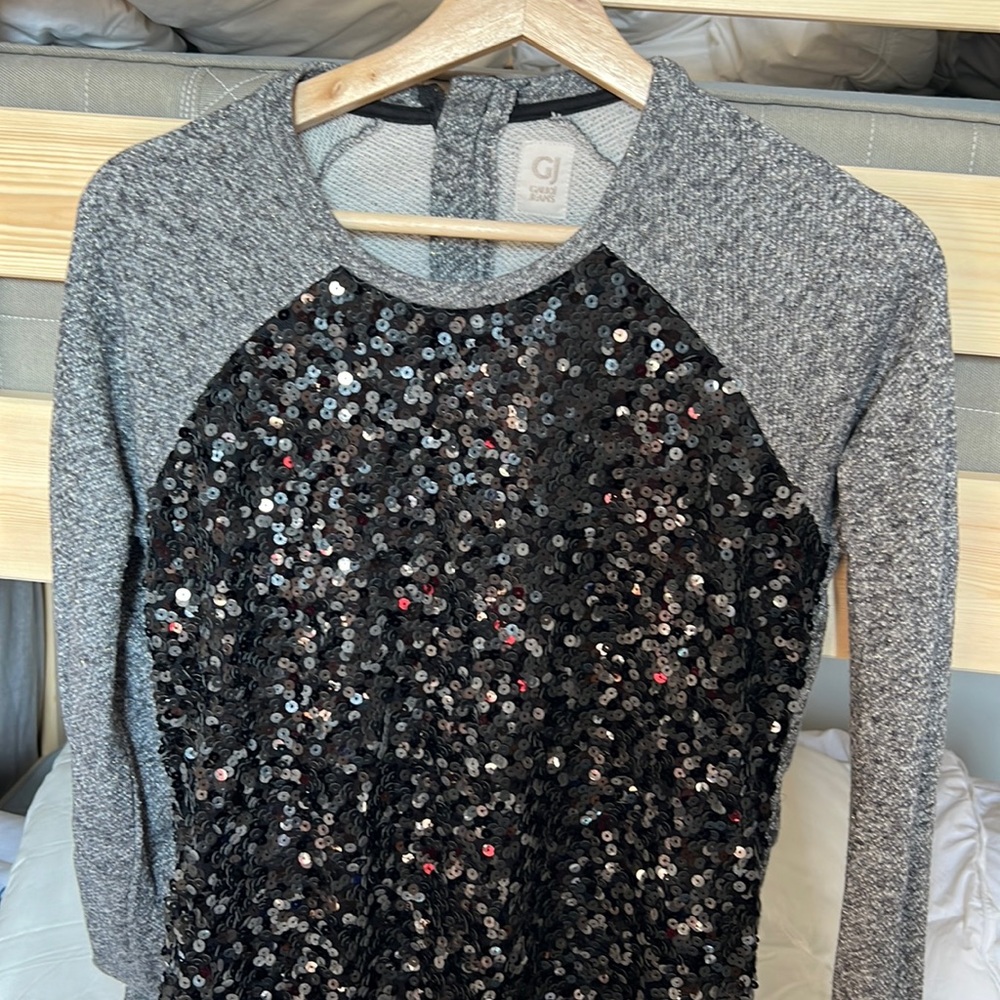 Gaudi- perfect as a dress or long shirt. Black and grey.